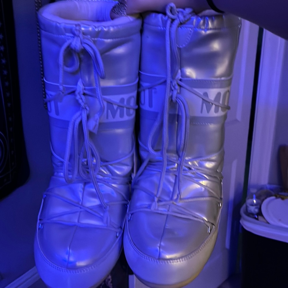 y2k moon boots